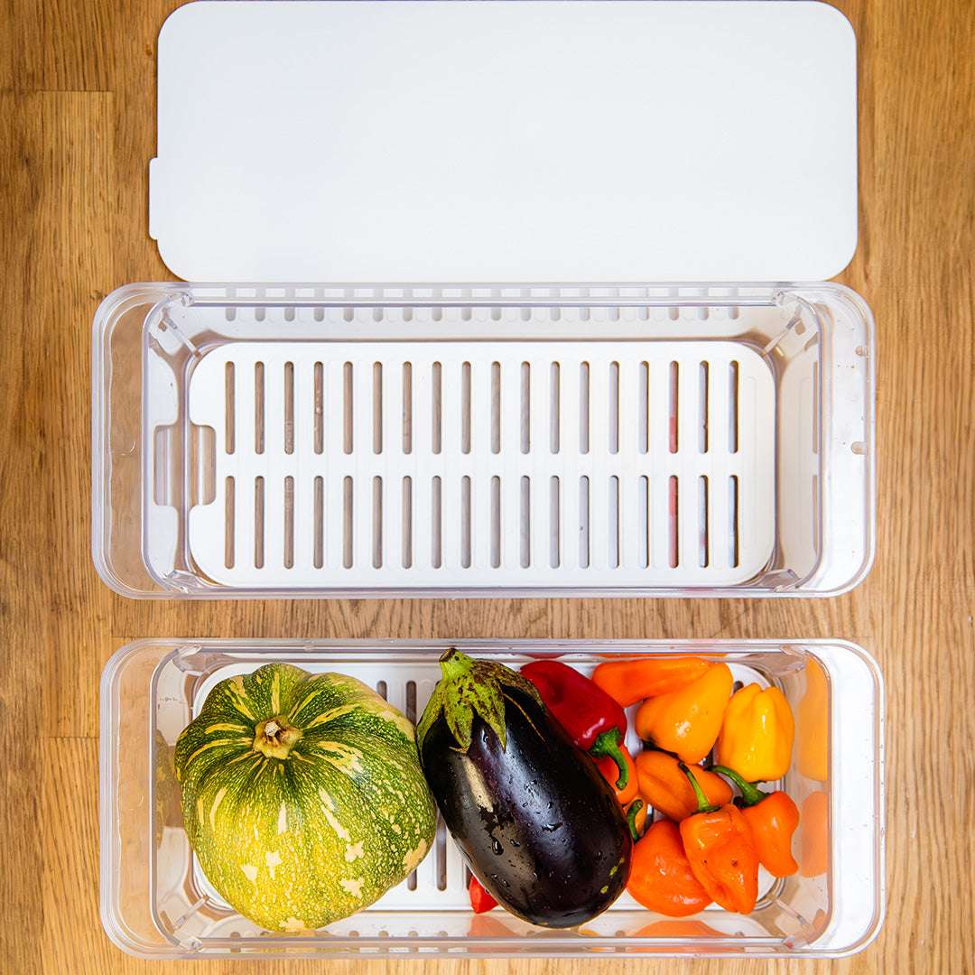 Frigobox com rede de 4L com tampa aberta e legumes no interior, ideal para conservação de alimentos frescos no frigorífico