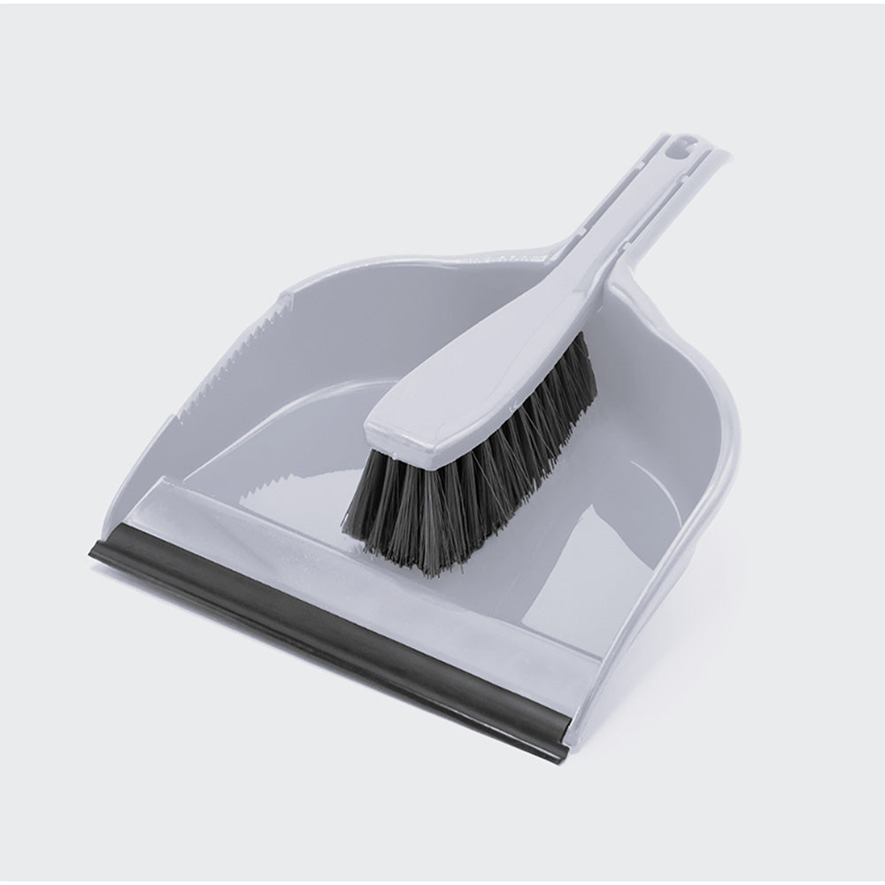 Pá do lixo com borracha e com escova. Em cinzento claro, com borracha e cerdas em preto. Foto em fundo branco