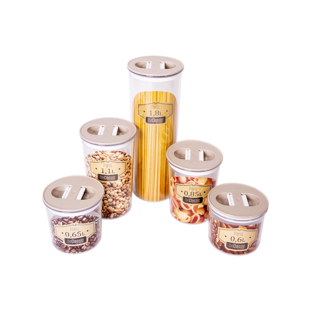 Conjunto de cinco recipientes hermeticos de diferentes dimensões em fundo branco. Corpo cristalino e tampa bege