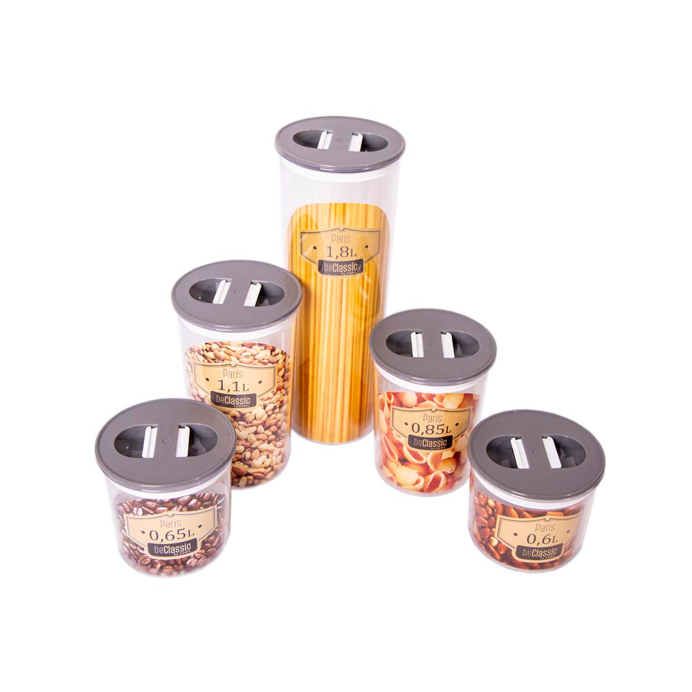 Conjunto de cinco recipientes hermeticos de diferentes dimensões em fundo branco. Corpo cristalino e tampa cinza