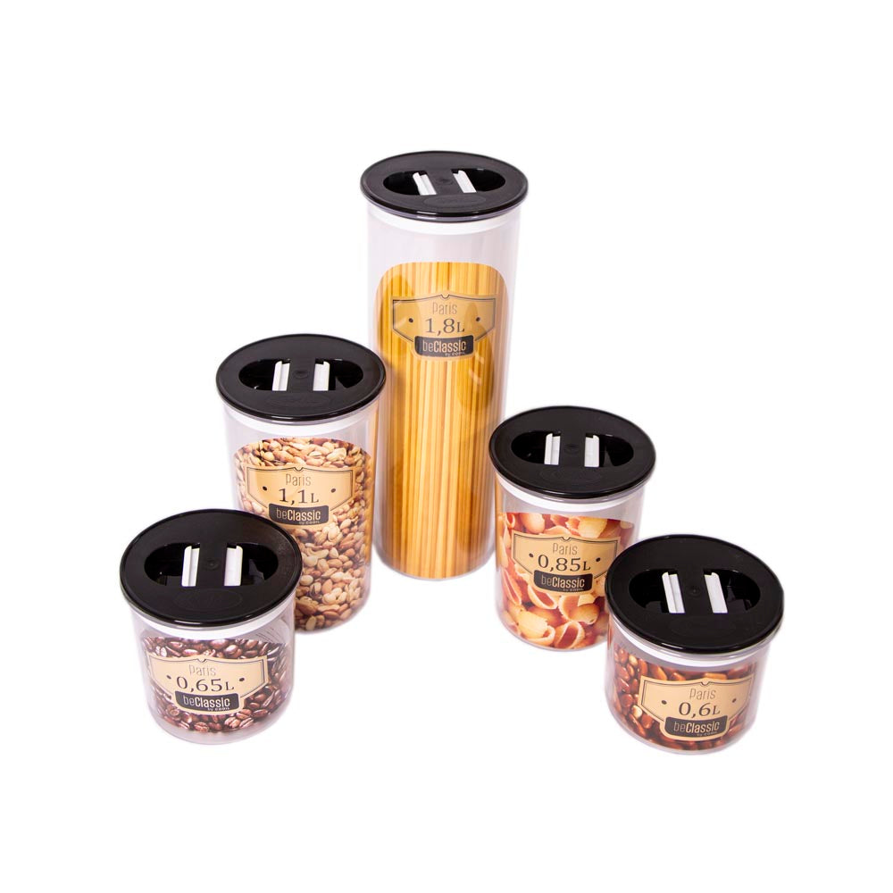Conjunto de cinco recipientes hermeticos de diferentes dimensões em fundo branco. Corpo cristalino e tampa preta
