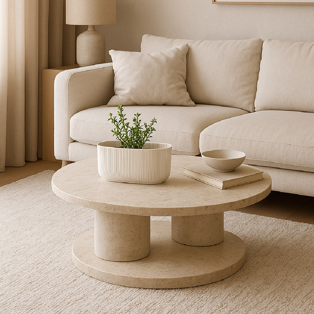 Foto de espaço sala de estar, com sofá, candeeiro de mesa, cortinados e tapete, com floreira beje com planta em cima da mesa de centro, tudo num tom neutro, beje. 
