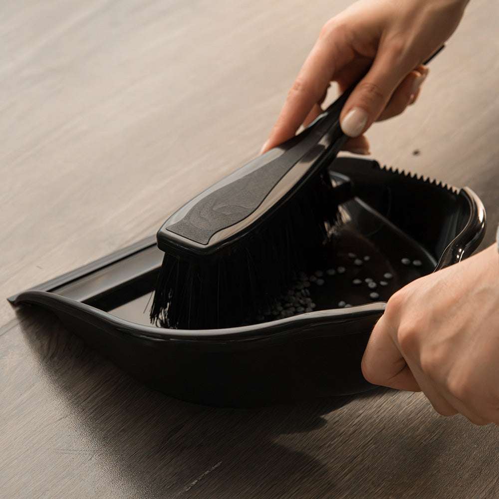Pá do lixo com borracha e com escova. Em preto, com borracha e cerdas em preto 